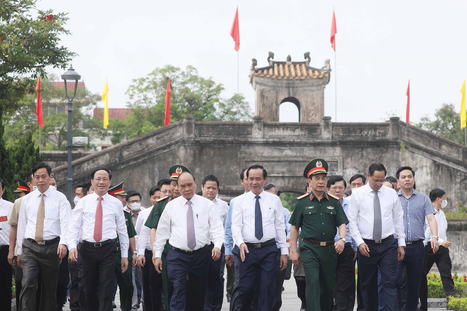Sáng 29/4, Chủ tịch nước Nguyễn Xuân Phúc tham quan Thành cổ Quảng Trị. (Ảnh: Thống Nhất/TTXVN)