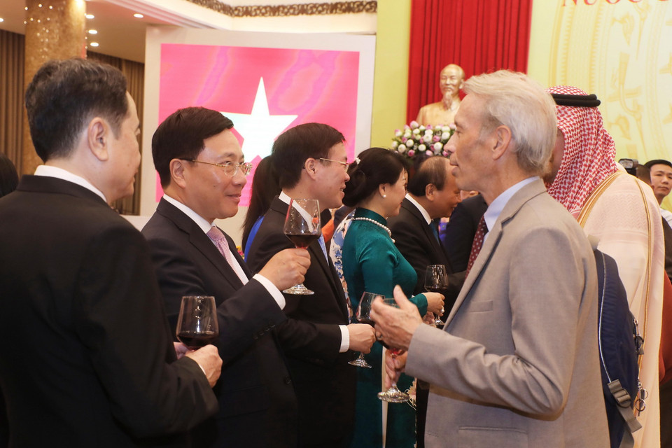 Các đồng chí lãnh đạo Đảng, Nhà nước với các đại biểu dự Lễ kỷ niệm. (Ảnh: Lâm Khánh/TTXVN)