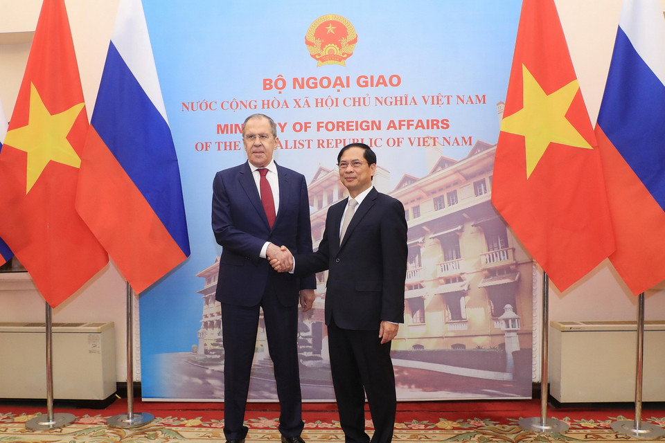 Bộ trưởng Ngoại giao Bùi Thanh Sơn chụp ảnh chung với Bộ trưởng Ngoại giao Nga Sergey Lavrov. (Ảnh: Lâm Khánh/TTXVN)