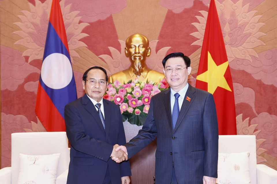 Chủ tịch Quốc hội Vương Đình Huệ tiếp Thường trực Ban Bí thư Lào Bounthong Chitmany. (Ảnh: Doãn Tấn/TTXVN)