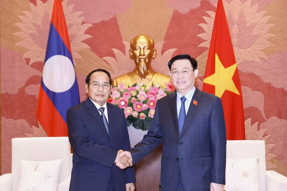 Chủ tịch Quốc hội Vương Đình Huệ tiếp Thường trực Ban Bí thư Lào Bounthong Chitmany. (Ảnh: Doãn Tấn/TTXVN)