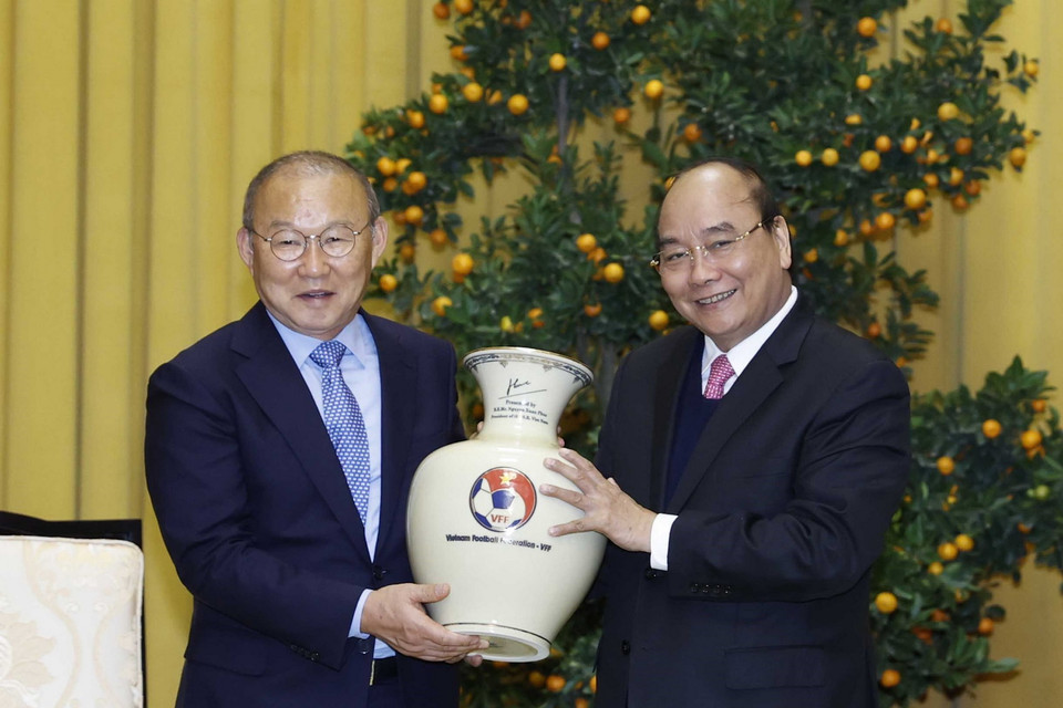 Chủ tịch nước Nguyễn Xuân Phúc tặng quà lưu niệm cho huấn luyện viên trưởng Đội tuyển bóng đá Việt Nam Park Hang-seo. (Ảnh: Thống Nhất/TTXVN)