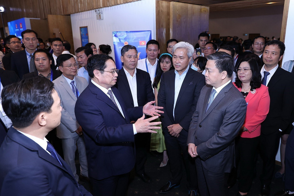 Thủ tướng Phạm Minh Chính cùng trao đổi với các đại biểu dự Diễn đàn Kinh tế Việt Nam lần thứ tư. (Ảnh: Dương Giang/TTXVN)