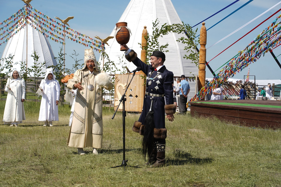  Aisen Nikolaev, người đứng đầu Cộng hòa Sakha (Yakutia) thuộc Liên bang Nga, hành lễ cầu nguyện và uống nước sữa chua Kumis. (Ảnh: Duy Trinh/TTXVN)