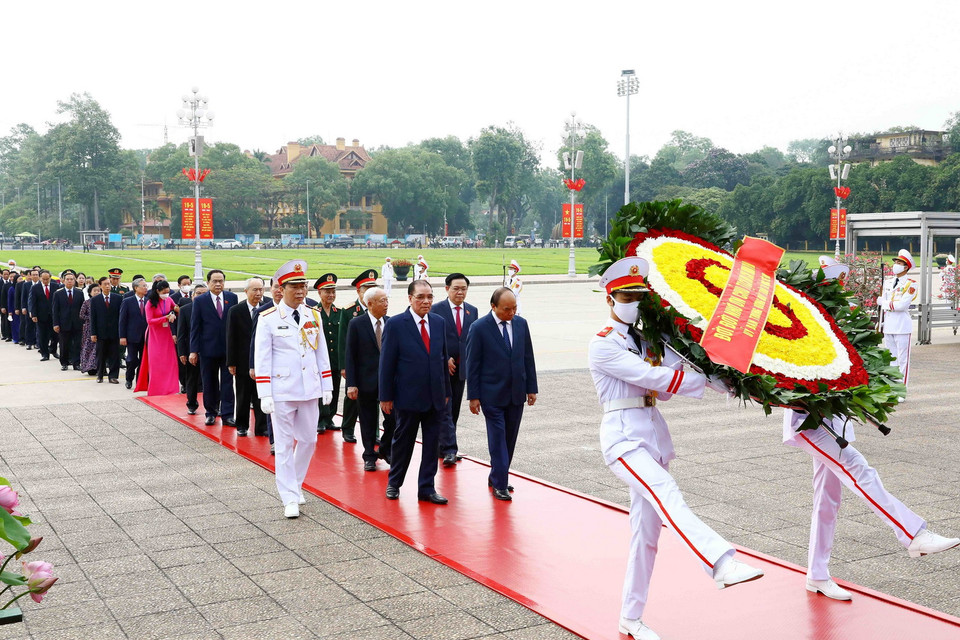  Các vị lãnh đạo Đảng, Nhà nước và các đại biểu đặt vòng hoa và vào Lăng viếng Chủ tịch Hồ Chí Minh. (Ảnh: An Đăng/TTXVN)