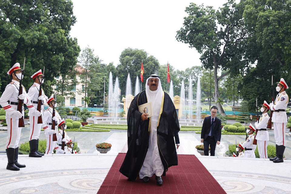 Đại sứ Kuwait Yousef Ashour Al-Sabbagh đến Quốc thư. (Ảnh: Thống Nhất/TTXVN)