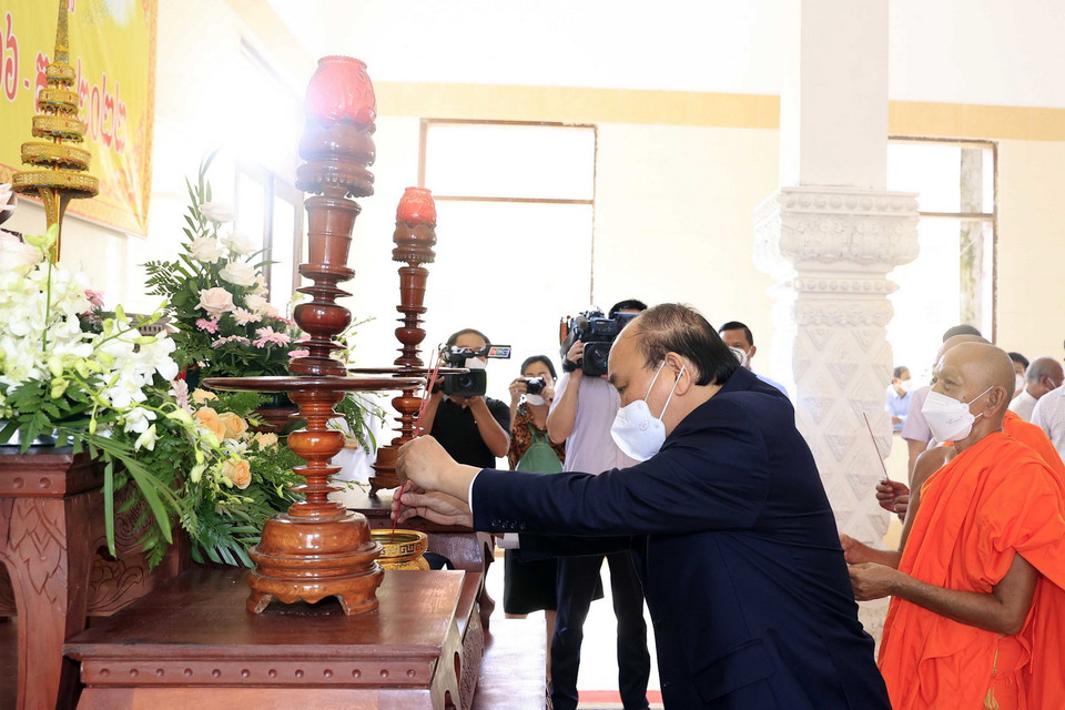 Chủ tịch nước Nguyễn Xuân Phúc dâng hương tại Học viện Phật giáo Nam tông Khmer. (Ảnh: Thống Nhất/TTXVN)