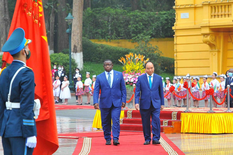 Chủ tịch nước Nguyễn Xuân Phúc và Tổng thống Julius Maada Bio duyệt Đội danh dự Quân đội Nhân dân Việt Nam. (Ảnh: Thống Nhất/TTXVN)