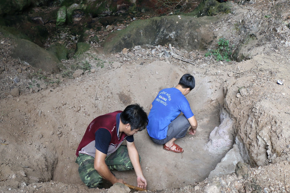 Bảo tàng tỉnh Yên Bái đã phát hiện hơn 80 di vật khảo cổ tại chùa Hang Úc, xã Tân Lập, huyện Lục Yên, tỉnh Yên Bái. (Ảnh: Đức Tưởng/TTXVN)