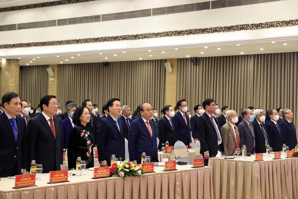 Chủ tịch nước Nguyễn Xuân Phúc với các đại biểu thực hiện nghi lễ chào cờ. (Ảnh: Thống Nhất/TTXVN)