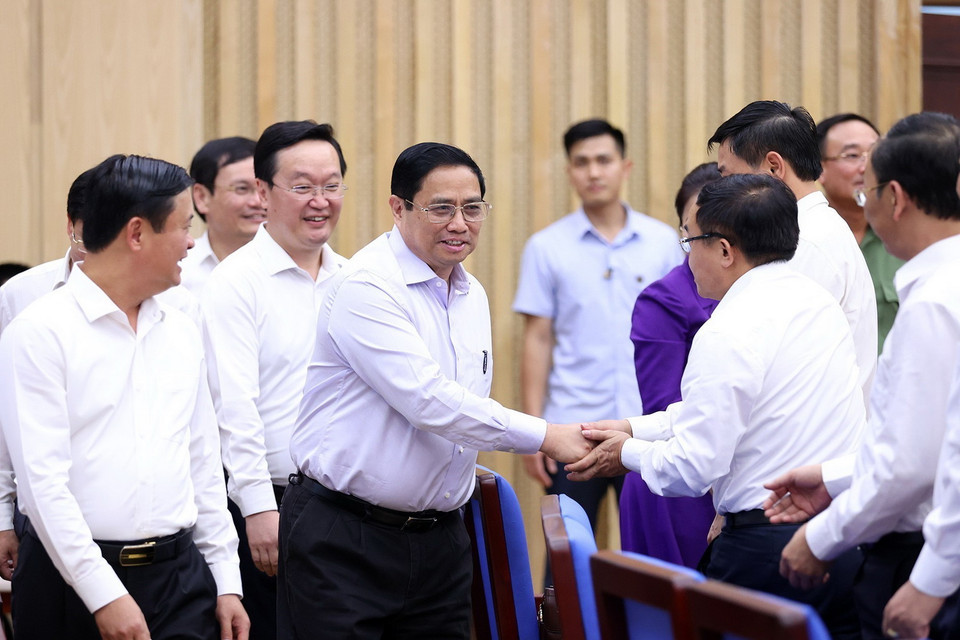 Thủ tướng Phạm Minh Chính với lãnh đạo chủ chốt tỉnh Nghệ An. (Ảnh: Dương Giang/TTXVN)