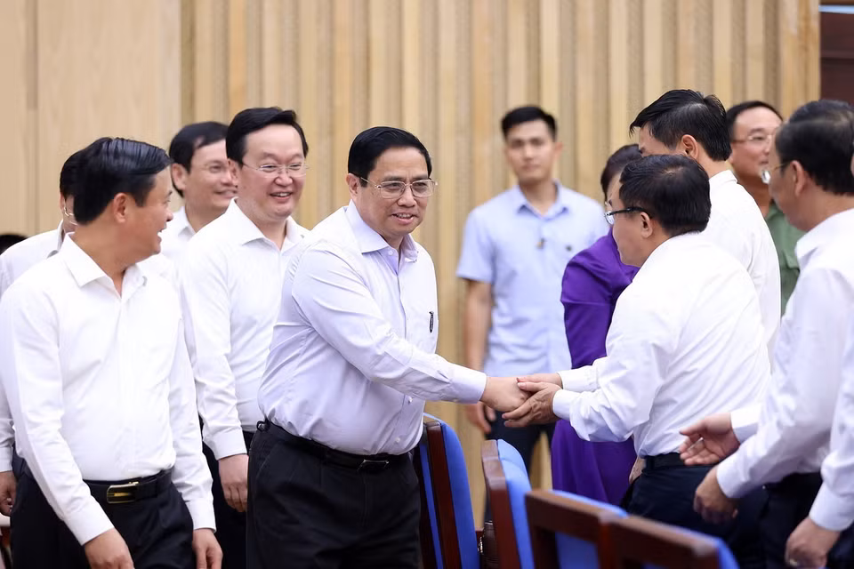 Thủ tướng Phạm Minh Chính với lãnh đạo chủ chốt tỉnh Nghệ An. (Ảnh: Dương Giang/TTXVN)