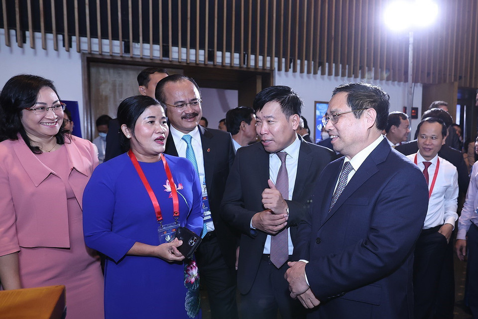 Thủ tướng nói chuyện với các đại biểu dự Diễn đàn Kinh tế Việt Nam lần thứ tư. (Ảnh: Dương Giang/TTXVN)