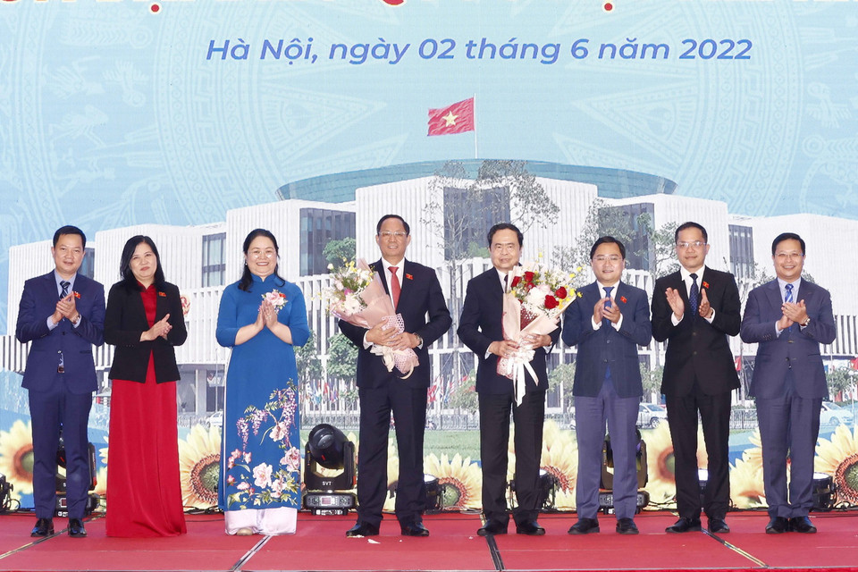  Nhóm Đại biểu Quốc hội Trẻ khóa XV tặng hoa Phó Chủ tịch Thường trực Quốc hội Trần Thanh Mẫn và Phó Chủ tịch Quốc hội Trần Quang Phương. (Ảnh: Doãn Tấn/TTXVN)