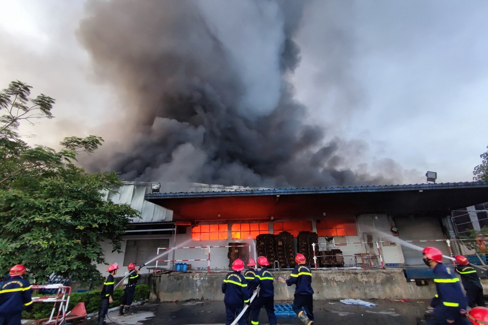 Lực lượng cứu hộ tích cực chữa cháy. (Ảnh: TTXVN phát)