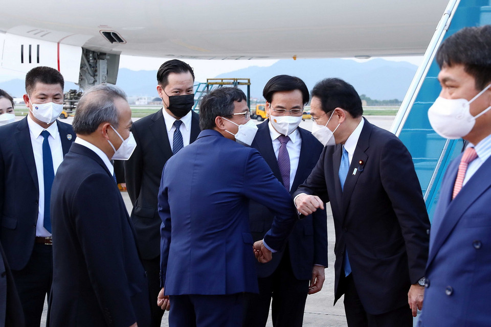 Lãnh đạo Văn phòng Chính phủ và Bộ Ngoại giao đón Thủ tướng Nhật Bản Kishida Fumio tại sân bay Quốc tế Nội Bài, Hà Nội. (Ảnh: Phạm Kiên/TTXVN)