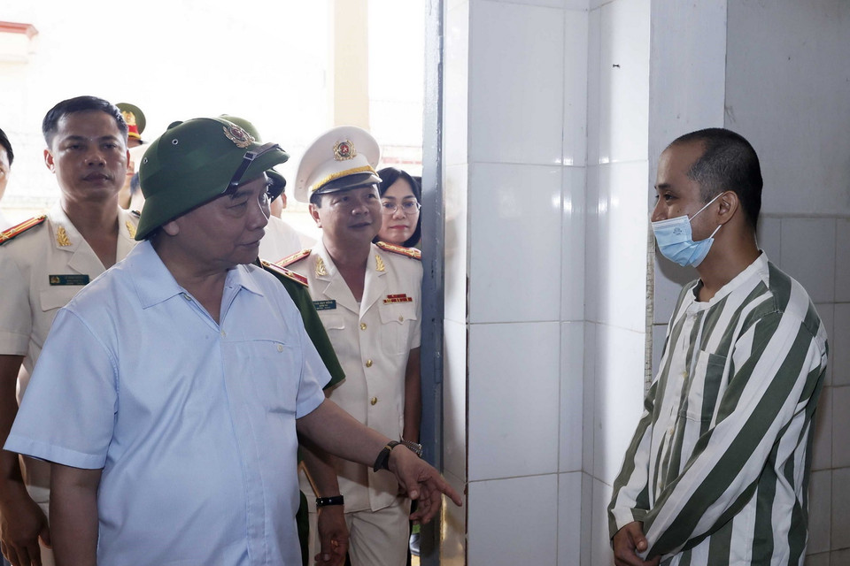 Chủ tịch nước Nguyễn Xuân Phúc thăm và kiểm tra công tác đặc xá tại Trại giam Xuân Lộc. (Ảnh: Thống Nhất/TTXVN)