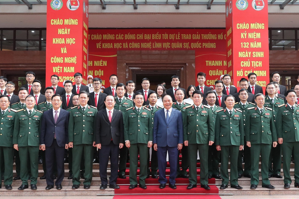 Chủ tịch nước Nguyễn Xuân Phúc chụp ảnh chung với các đại biểu. (Ảnh: Trọng Đức/TTXVN)