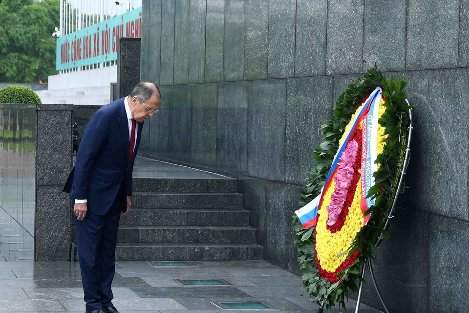 Bộ trưởng Ngoại giao Liên bang Nga Sergey Lavrov vào Lăng viếng Chủ tịch Hồ Chí Minh. (Ảnh: Phạm Kiên/TTXVN)