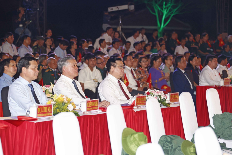 Chủ tịch Quốc hội Vương Đình Huệ và đại biểu tham dự chương trình Cầu truyền hình trực tiếp “Khúc tráng ca hòa bình” tại Quảng Nam. (Ảnh: Doãn Tấn/TTXVN)