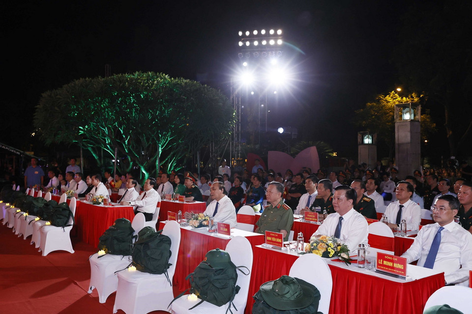 Chủ tịch nước Nguyễn Xuân Phúc dự Cầu truyền hình “Khúc tráng ca hòa bình” tại điểm cầu Hà Nội. (Ảnh: Thống Nhất/TTXVN)