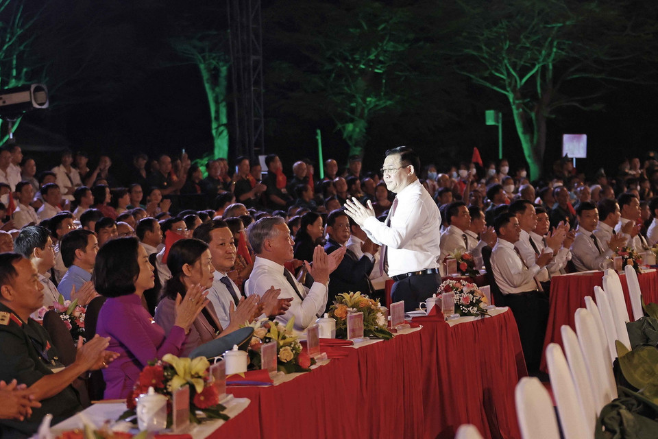 Chủ tịch Quốc hội Vương Đình Huệ và đại biểu dự Cầu truyền hình trực tiếp “Khúc tráng ca hòa bình” tại Quảng Nam. (Ảnh: Doãn Tấn/TTXVN)