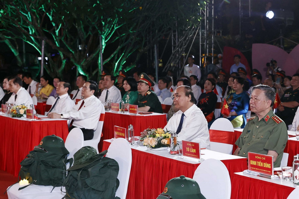 Chủ tịch nước Nguyễn Xuân Phúc cùng các vị lãnh đạo Đảng, Nhà nước dự Cầu truyền hình trực tiếp "Khúc tráng ca hòa bình" tại điểm cầu Hà Nội. (Ảnh: Thống Nhất/TTXVN)