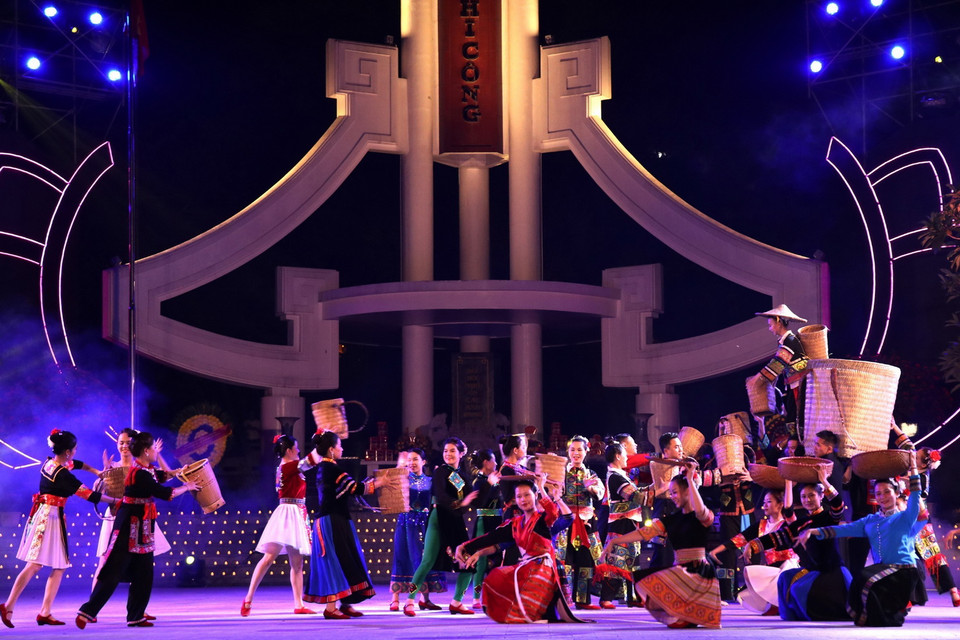 Màn hát múa tái hiện và khắc ghi những trang sử hào hùng của dân tộc tại Nghĩa trang Liệt sỹ Quốc gia Vị Xuyên. (Ảnh: Minh Tâm/TTXVN)