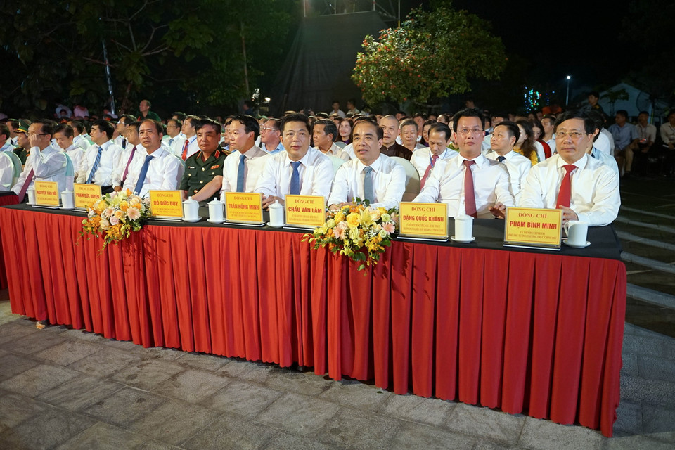 Phó Thủ tướng Thường trực Phạm Bình Minh và các đại biểu dự điểm cầu tại Nghĩa trang Liệt sỹ Quốc gia Vị Xuyên. (Ảnh: Minh Tâm/TTXVN)