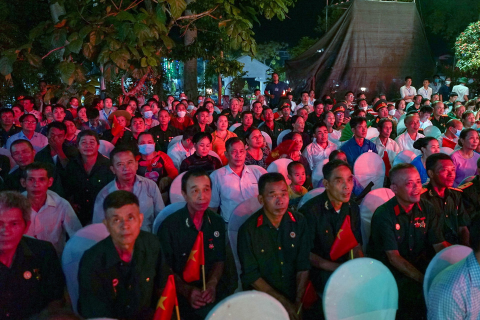 Cựu chiến binh và thân nhân các gia đình thương binh liệt sỹ tham dự Cầu truyền hình trực tiếp “Khúc tráng ca hòa bình” tại điểm cầu Hà Giang. (Ảnh: Minh Tâm/TTXVN)