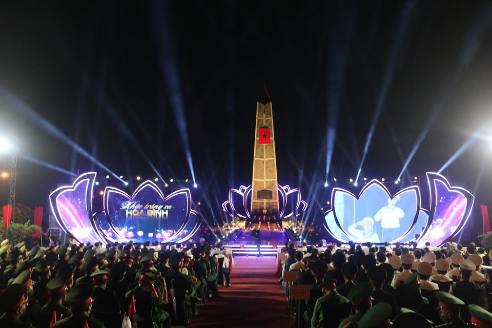 Một tiết mục văn nghệ trong Chương trình cầu truyền hình trực tiếp “Khúc tráng ca hòa bình” tại tỉnh An Giang. (Ảnh: Cộng Mạo/TTXVN)