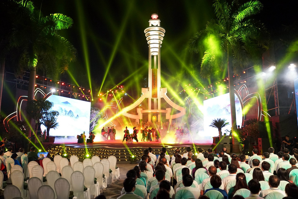 Cầu truyền hình trực tiếp “Khúc tráng ca hòa bình” tại Nghĩa trang Liệt sỹ Quốc gia Vị Xuyên. (Ảnh: Minh Tâm/TTXVN)