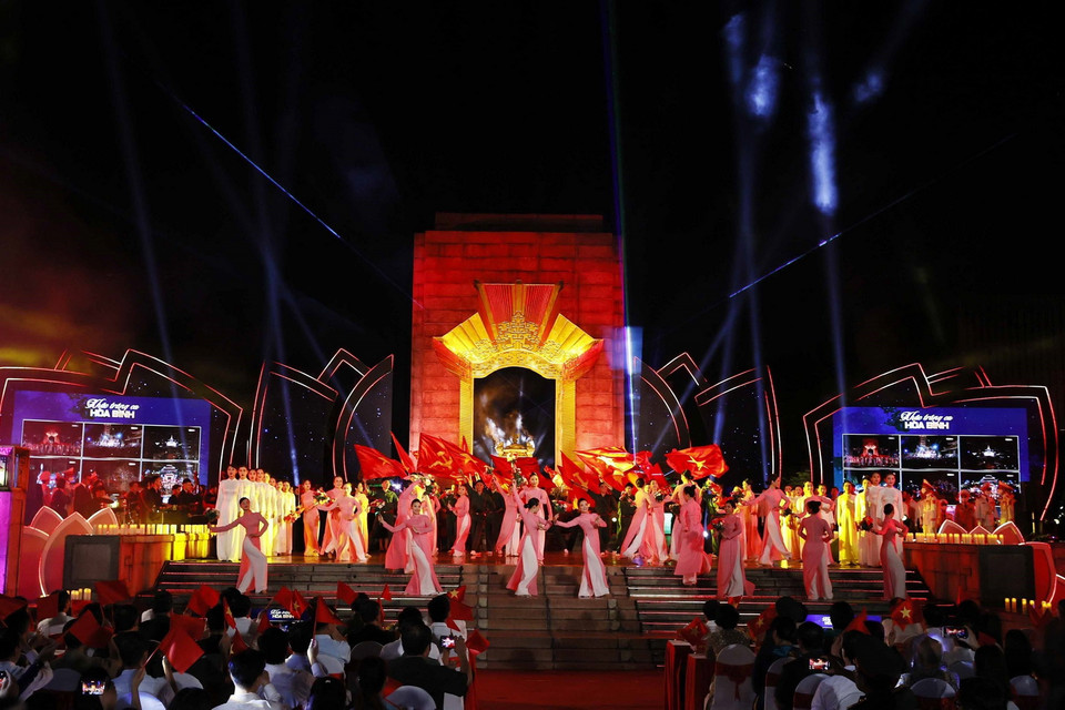 Tiết mục nghệ thuật tại Cầu truyền hình “Khúc tráng ca hòa bình.” (Ảnh: Thống Nhất/TTXVN)