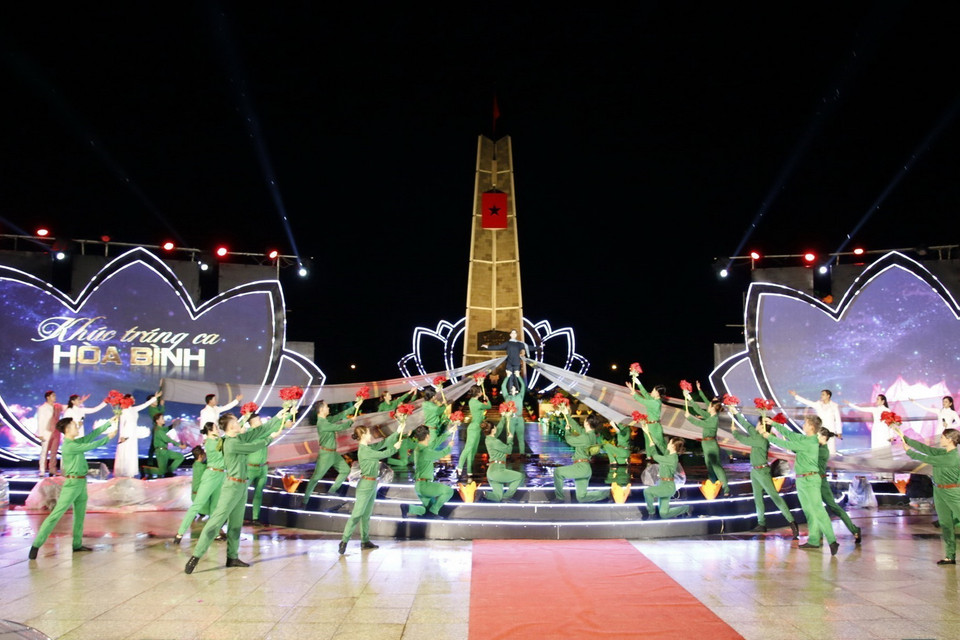 Tiết mục văn nghệ của Trung Tâm Văn hóa, Nghệ thật tỉnh An Giang tại chương trình. (Ảnh: Cộng Mạo/TTXVN)