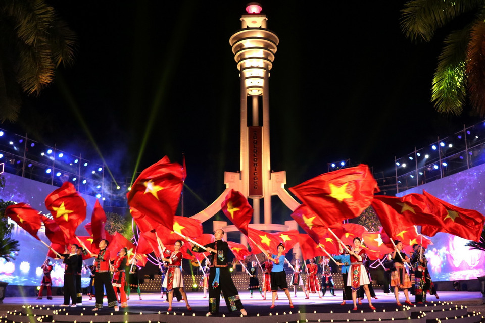 Màn hát múa tái hiện và khắc ghi những trang sử hào hùng của dân tộc tại Nghĩa trang Liệt sỹ Quốc gia Vị Xuyên. (Ảnh: Minh Tâm/TTXVN)