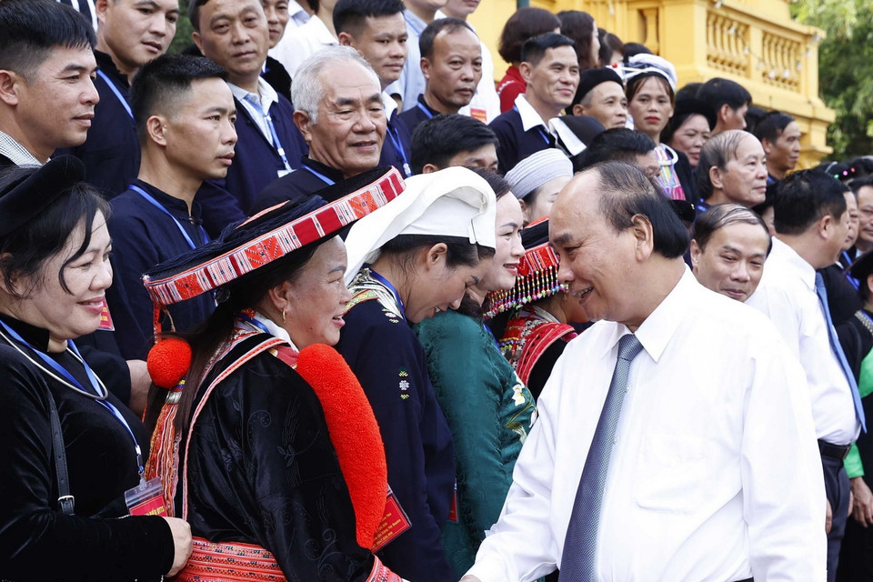 Chủ tịch nước với đại biểu dân tộc thiểu số tiêu biểu tỉnh Cao Bằng. (Ảnh: Thống Nhất/TTXVN)