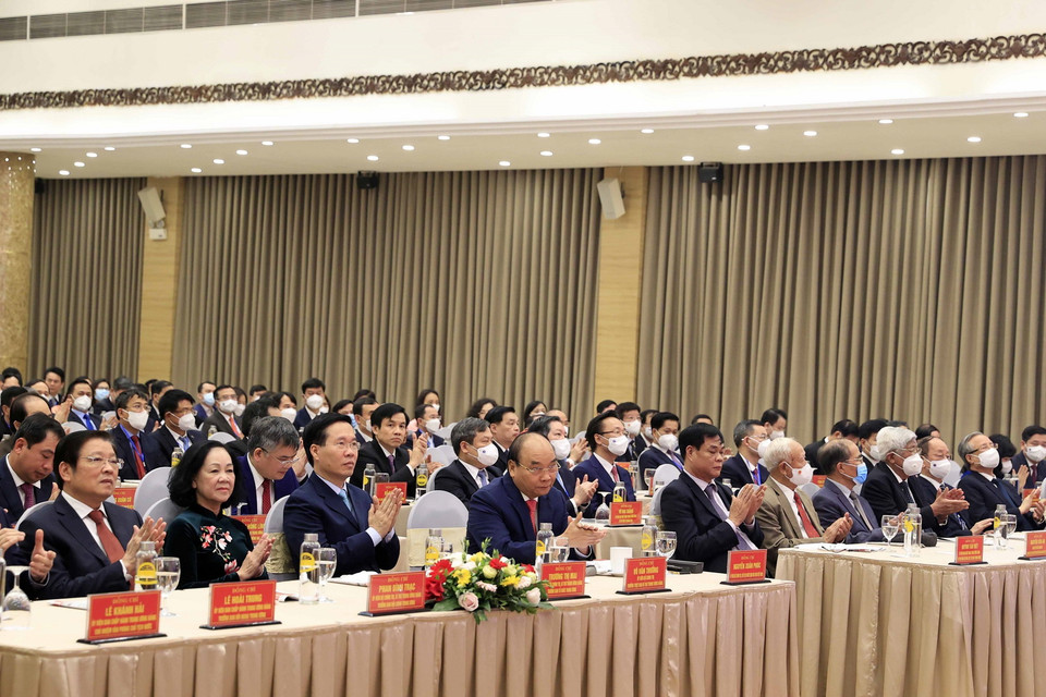 Chủ tịch nước Nguyễn Xuân Phúc cùng các đại biểu tham dự buổi lễ. (Ảnh: Thống Nhất/TTXVN)