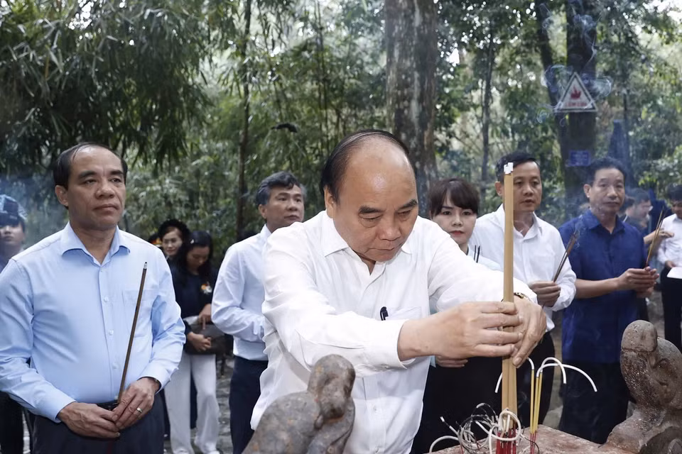  Sáng 4/9, Chủ tịch nước Nguyễn Xuân Phúc cùng đoàn công tác dâng hương tưởng nhớ Chủ tịch Hồ Chí Minh tại Lán Nà Nưa trong Khu di tích lịch sử Quốc gia đặc biệt Tân Trào. (Ảnh: Thống Nhất/TTXVN)