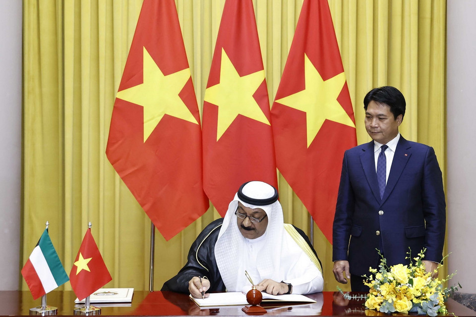 Đại sứ Kuwait Yousef Ashour Al-Sabbagh viết lưu bút tại Lễ trình Quốc thư. (Ảnh: Thống Nhất/TTXVN)