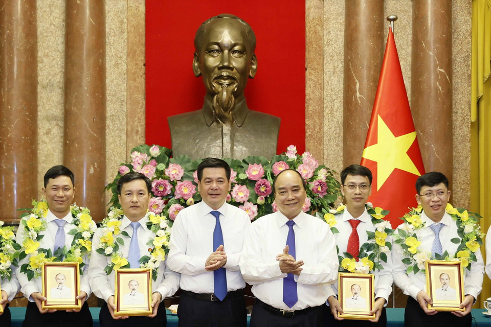Chủ tịch nước với các lao động tiêu biểu. (Ảnh: Thống Nhất/TTXVN)
