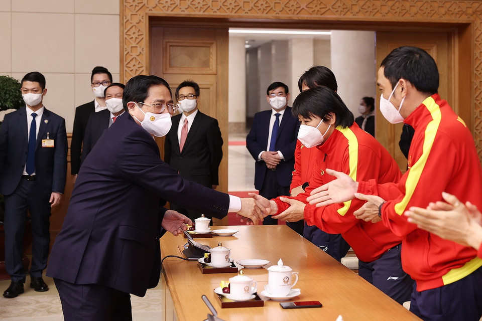 Thủ tướng Phạm Minh Chính gặp Ban huấn luyện và Đội tuyển Nữ Việt Nam. (Ảnh: Dương Giang/TTXVN)