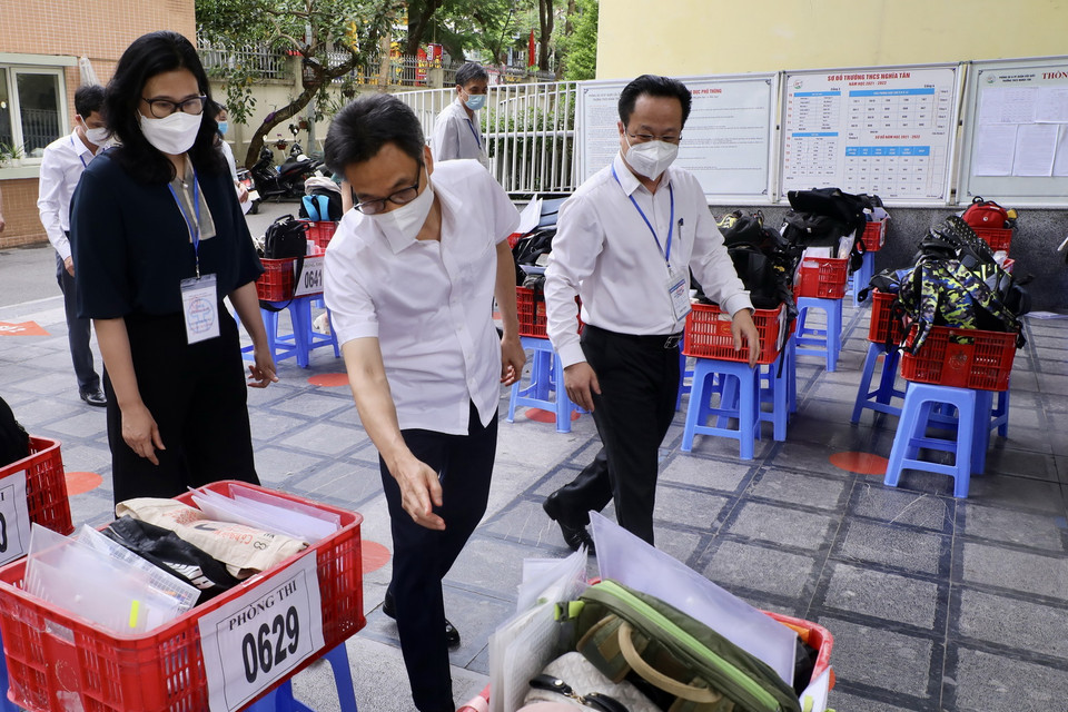 Phó Thủ tướng Vũ Đức Đam kiểm tra công tác tổ chức Kỳ thi tốt nghiệp Trung học phổ thông năm 2022 tại Trường THCS Nghĩa Tân, quận Cầu Giấy, Hà Nội. Ảnh: Lâm Khánh - TTXVN
