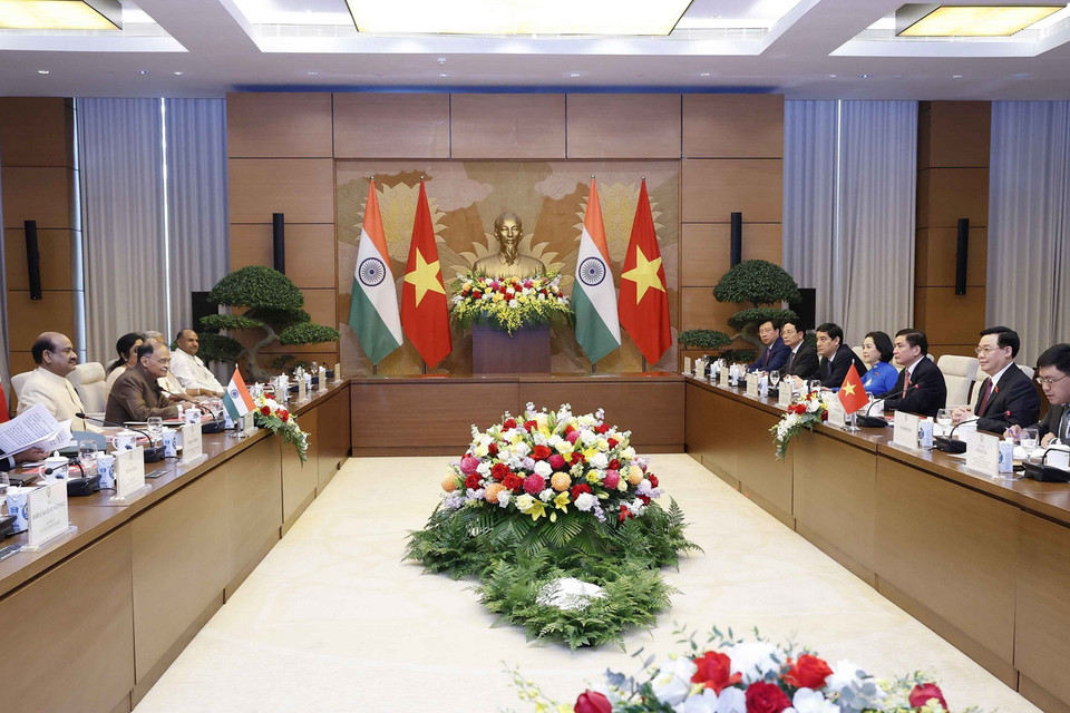 Chủ tịch Quốc hội Vương Đình Huệ hội đàm với Chủ tịch Hạ nghị viện Cộng hòa Ấn Độ Om Birla. (Ảnh: Doãn Tấn/TTXVN)