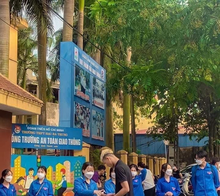 Lực lượng thanh niên tình nguyện tỉnh Vĩnh Phúc hỗ trợ thí sinh ở điểm thi trường THPT Hai Bà Trưng, thành phố Phúc Yên. (Ảnh: TTXVN phát)