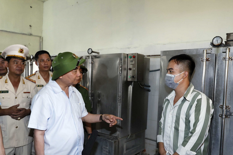 Chủ tịch nước Nguyễn Xuân Phúc kiểm tra khu nhà bếp của phân trại số 1. (Ảnh: Thống Nhất/TTXVN)