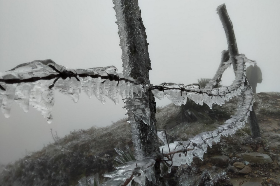 Khu du lịch Mẫu Sơn đã xuất hiện băng giá thu hút nhiều du khách. (Ảnh: Anh Tuấn/TTXVN)