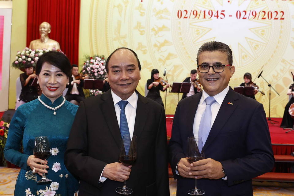 Chủ tịch nước Nguyễn Xuân Phúc và Phu nhân với các đại biểu. (Ảnh: Lâm Khánh/TTXVN)