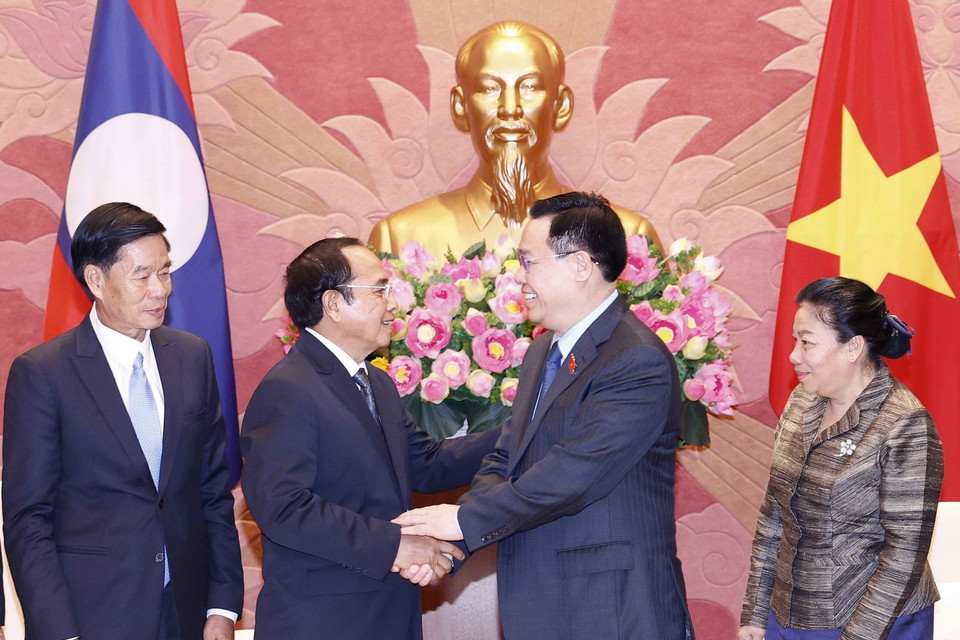 Chủ tịch Quốc hội Vương Đình Huệ và Thường trực Ban Bí thư Lào Bounthong Chitmany tại buổi tiếp. (Ảnh: Doãn Tấn/TTXVN)