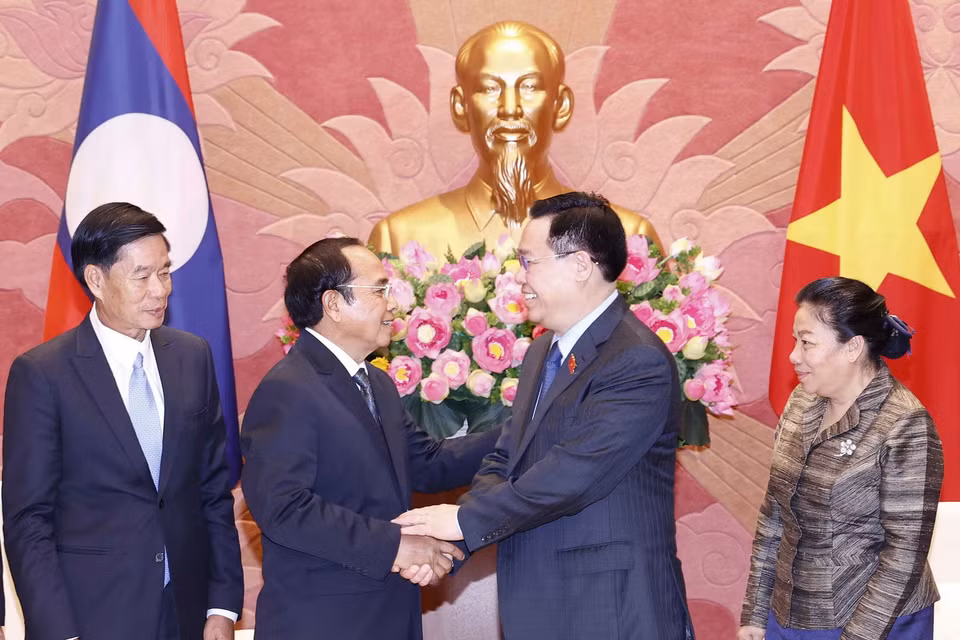 Chủ tịch Quốc hội Vương Đình Huệ và Thường trực Ban Bí thư Lào Bounthong Chitmany tại buổi tiếp. (Ảnh: Doãn Tấn/TTXVN)