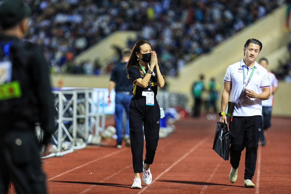 Nữ trưởng đoàn bóng đá Thái Lan Madam Pang bày tỏ tình cảm thân thiện với cổ động viên trên sân vận động Thiên Trường. (Ảnh: Tuấn Anh/TTXVN)